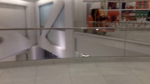 A tour of World Trade Center Mall hub + Crapple store смотреть онлайн