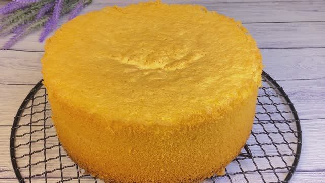 КЛАССИЧЕСКИЙ БИСКВИТ // ВСЕГО 3 ИНГРЕДИЕНТА!!! Перерасчет ингредиентов для разных форм. смотреть онлайн