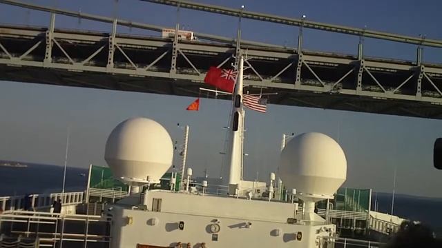 Queen Mary 2 leaving New York смотреть онлайн
