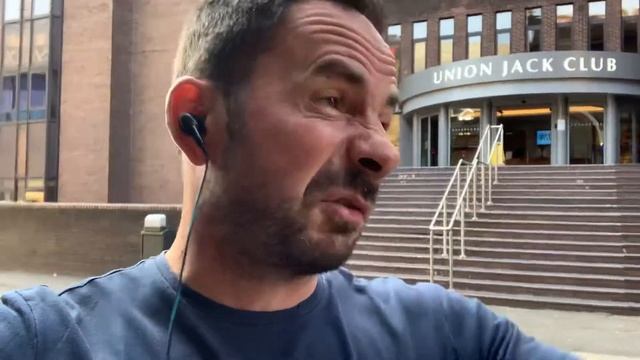 The BEST Accommodation In London - The Union Jack Club смотреть онлайн