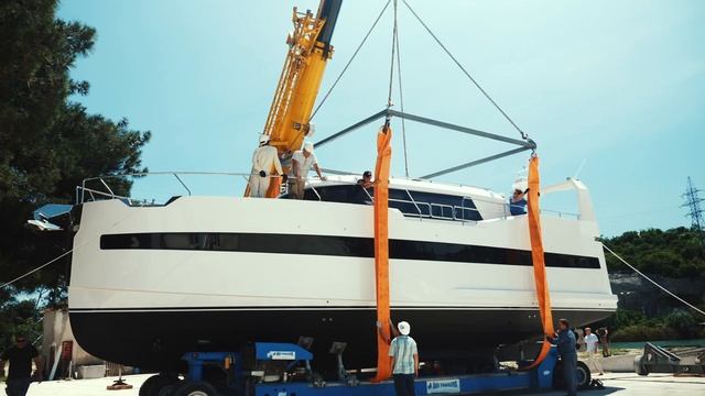 Спуск на воду стальной моторной яхты Popilov 14.99