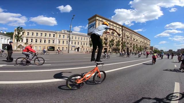 велопарад 2019 москва / жесткое падение с велосипеда прямо на дороге смотреть онлайн