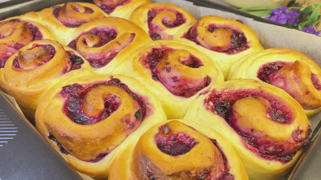 ВОЗДУШНЫЕ БУЛОЧКИ с ЯГОДНОЙ НАЧИНКОЙ И КРЕМОМ смотреть онлайн