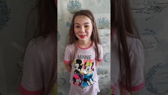 Зоя готовится к Дню рождения друга