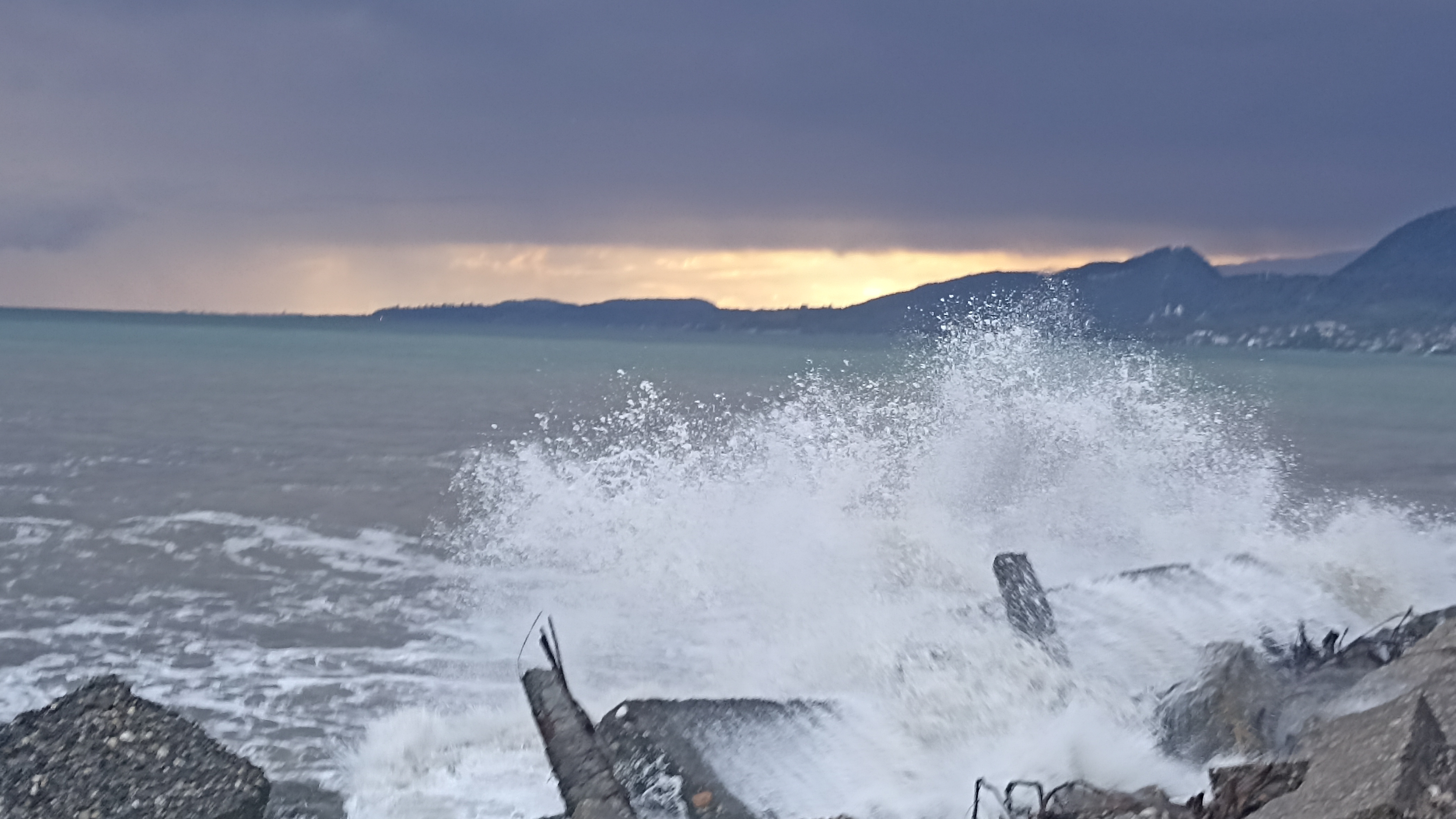 11, Снова на зиму в Абхазию, день 12, часть 2. 17.10.2024. Шторм на море смотреть онлайн