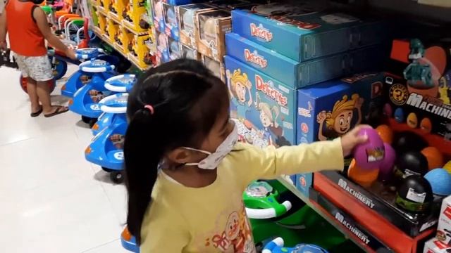 Window Shopping Before Christmas | KJFC Mall Time смотреть онлайн