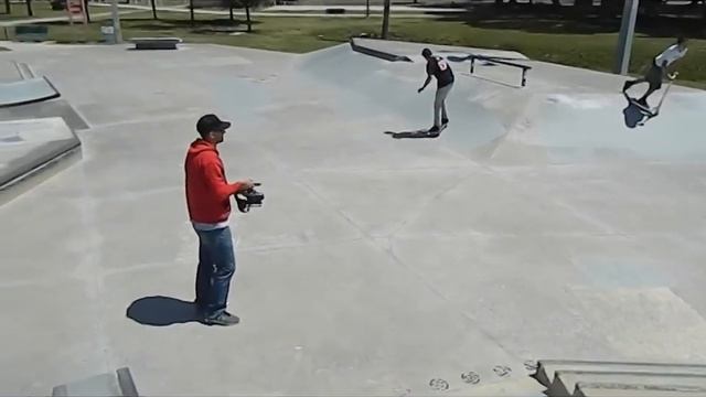 Shoreline Skate shop goes round an round смотреть онлайн