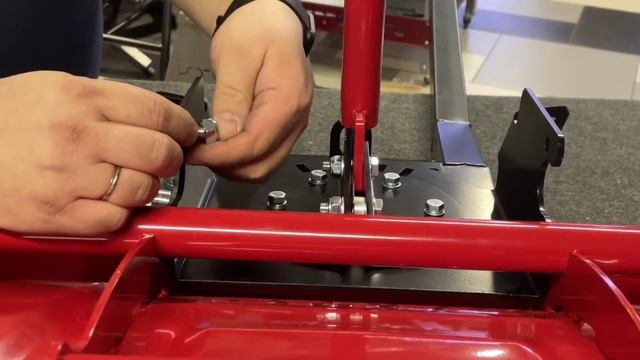 Видео-инструкция по сборке универсального отвала и быстросъёмного крепления STORM смотреть онлайн