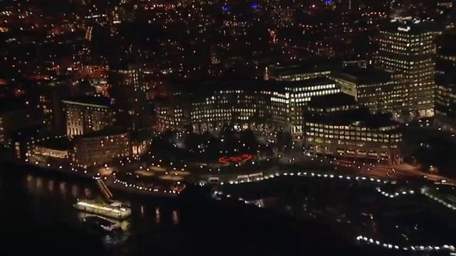 Giant Halo 4 Glyph flies over London and Master Chief turns up for game launch смотреть онлайн
