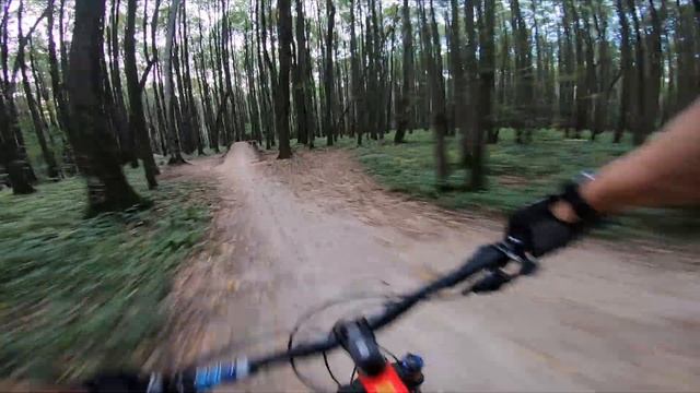 Нашли НОВЫЕ трейлы в Битце / учимся прыгать на MTB велосипеде смотреть онлайн