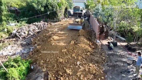 Бульдозер KOMATSU D20P, восстановление дороги, отсыпка