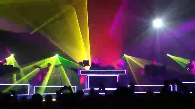 My iPhone 4's microphone could not handle Pretty Lights last night (Nov 1, 2013) смотреть онлайн