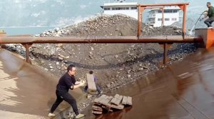 Строительство, разгрузка баржи с  морской галькой