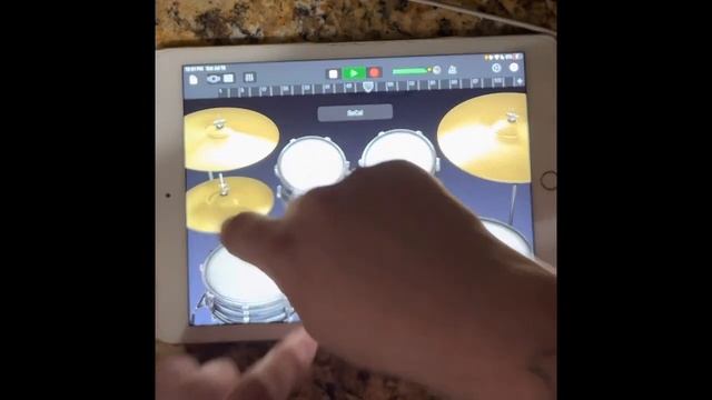 "Garage band drum track"Here's a video of how I record drums to my songs using GarageBand. смотреть онлайн