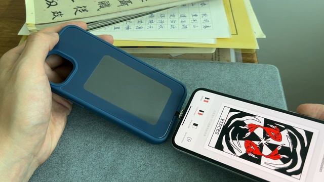 iPhone case with a customizable e-ink screen смотреть онлайн