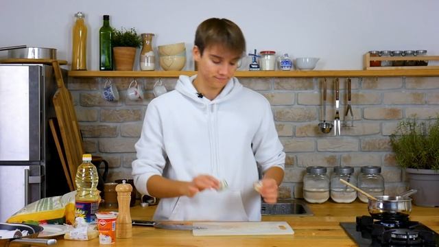 Plnené kuracie prsia s nivovou omáčkou a hranolkami | Viktor Nagy | recepty na obed смотреть онлайн