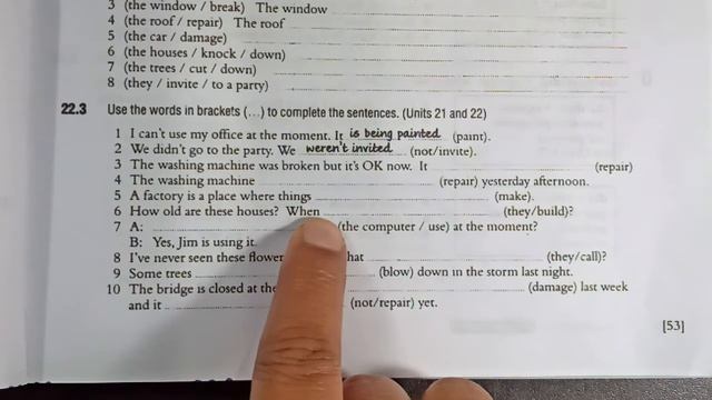 Active and Passive Voice दुनिया की Best Book से। Raymond Murphy Essential English Grammar Unit 22 E смотреть онлайн