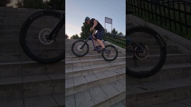 УЛЕТЕЛ ВНИЗ СО СТУПЕНЕК #mtb #downhill #mountainbike #mtblife #велосипед смотреть онлайн