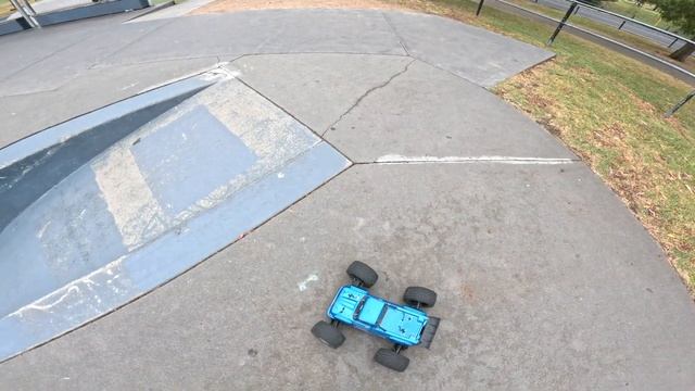 Arrma Outcast 4S and Vorteks 3S... It's Raining - Let's Skate Park! смотреть онлайн