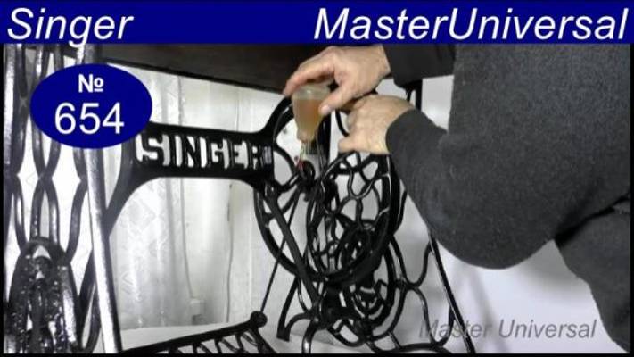 Как смазать ножной привод, установить машину на стол и подготовить ремень к установке. Видео № 654.