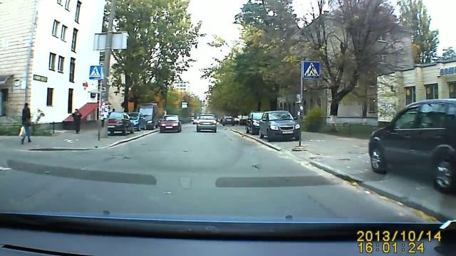 Да же не смотрит куда прётся. Видеорегистратор октябрь. смотреть онлайн
