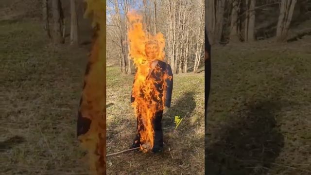 Ukrainians burn an effigy of Trump. Украинцы сжигают чучело Трампа смотреть онлайн