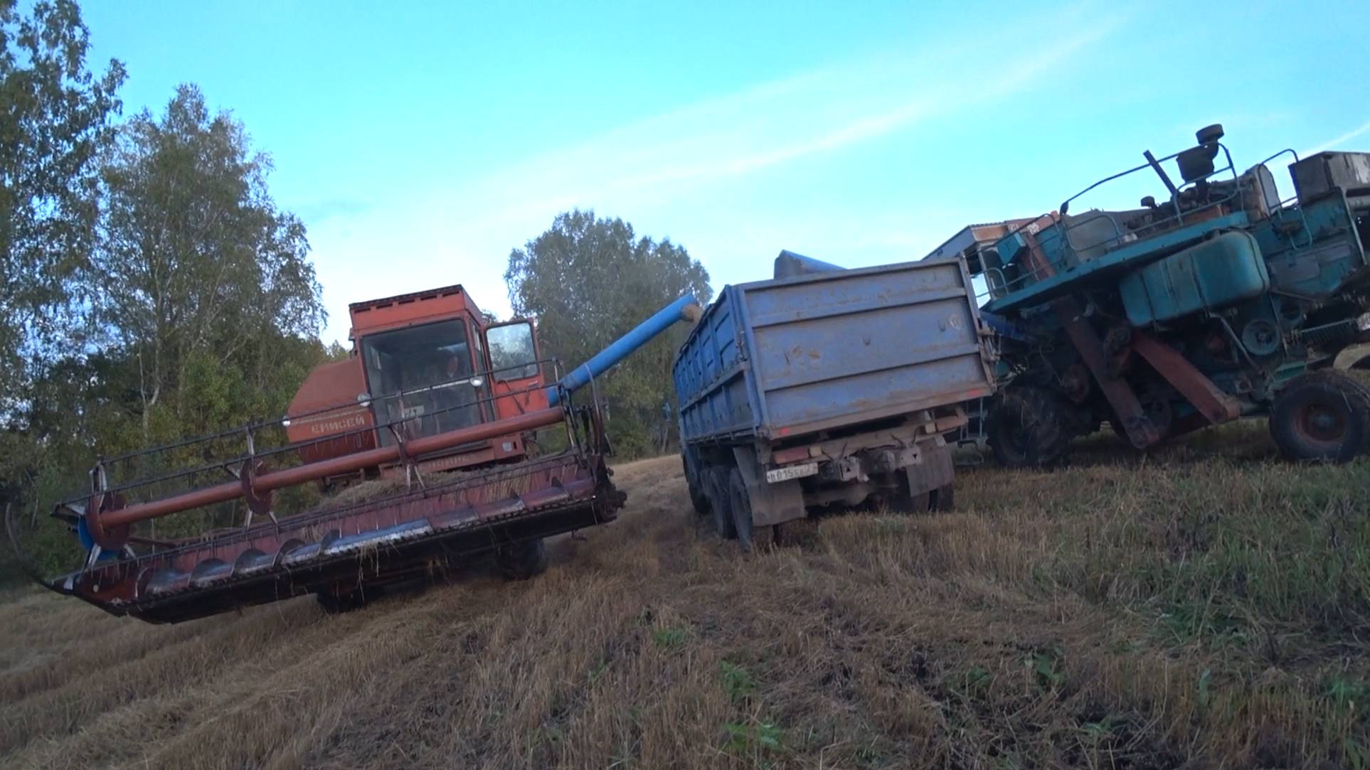 Уборочная 2019, Уборка на старых комбайнах Енисей. Перезалив с Ютуба. Все Ломаются и уезжают. смотреть онлайн