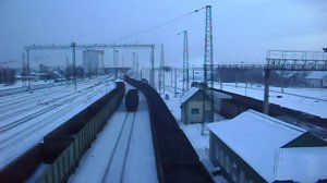 Тепловоз 2ТЭ10М даёт «медведя», отправляясь со станции.