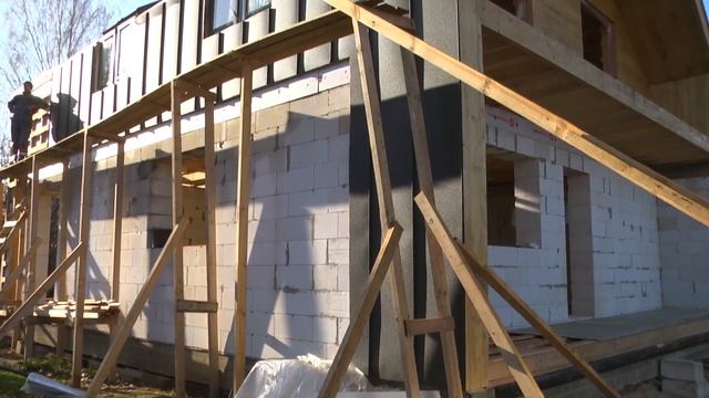 Монтаж фальцевой кровли с переходом на стену. Каркасный дом в стиле Барнхаус смотреть онлайн