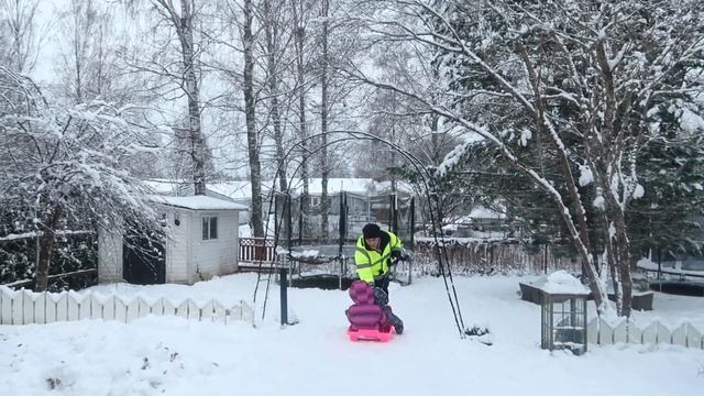 WINTER DAY ACTIVITIES | Snow Sledding And Playing In The Snow, A Lot Of Snow | Meu & Mea смотреть онлайн