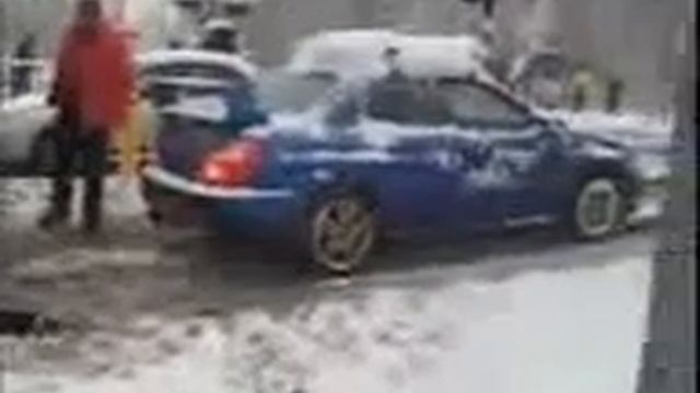 Subaru Impreza вытаскивает фуру из снега смотреть онлайн