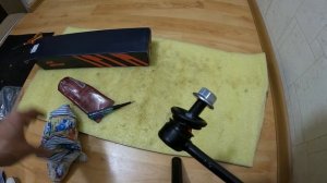 Экономия производителя на смазке стойки стабилизатора.