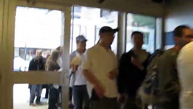 The line up for the Apple Store in Vancouver, BC смотреть онлайн