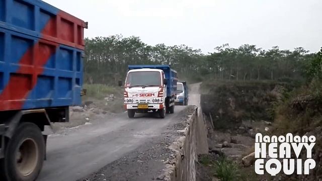 Convoy Isuzu Dumper Truck passing through Dangerous volcano lava bridge смотреть онлайн