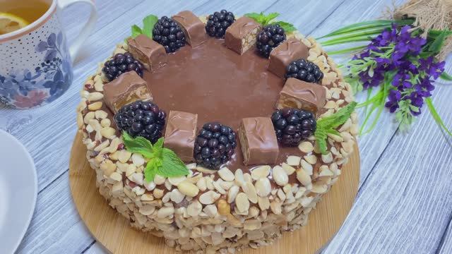 Торт «СНИКЕРС» ✨Невероятно Вкусный Шоколадный Торт с Карамелью и Орешками! смотреть онлайн