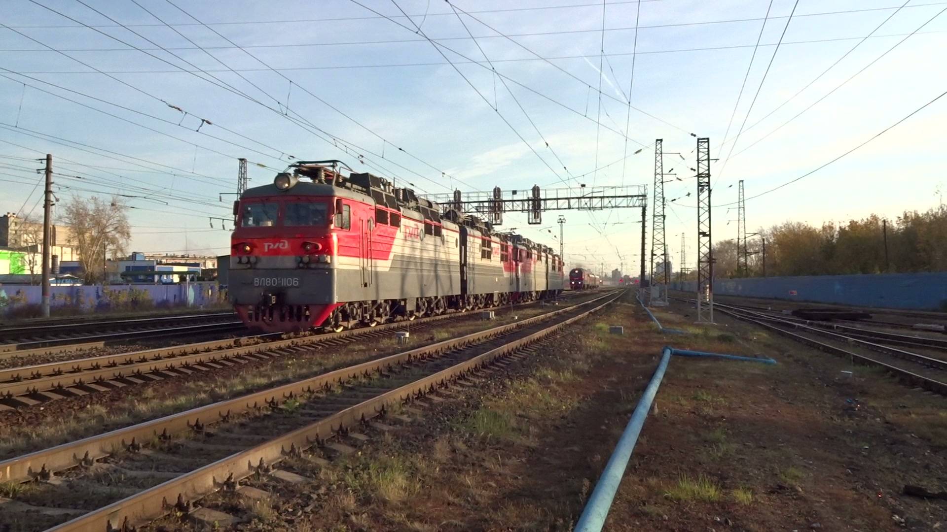 Гонка тепловоза ТЭП70БС-??? и сплотки двух электровозов ВЛ80с №1106 и 1475 смотреть онлайн