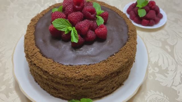 Шоколадно - медовый торт «Спартак» с очень вкусным кремом. смотреть онлайн