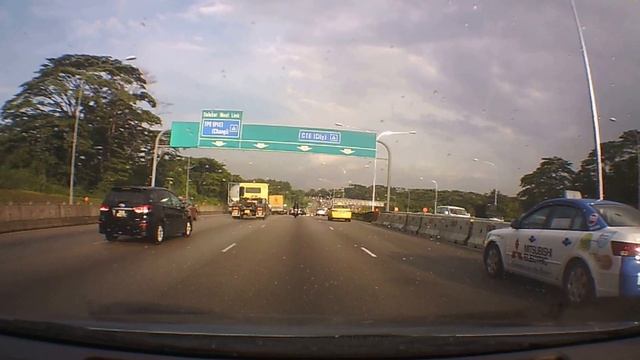 Reckless Driving on SLE at evening peak hour - causing potential accident to happen смотреть онлайн