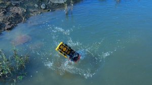 Машинки прыгают с трамплина в воду