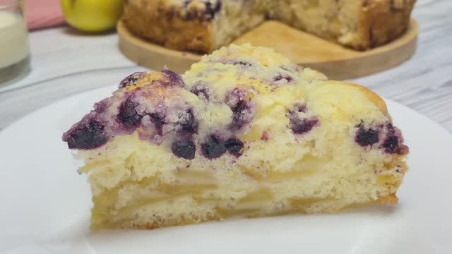 ЯБЛОЧНЫЙ ПИРОГ С ЯГОДАМИ И ВКУСНОЙ САХАРНОЙ КРОШКОЙ Много начинки!!! Тесто мягкое и нежное!! смотреть онлайн