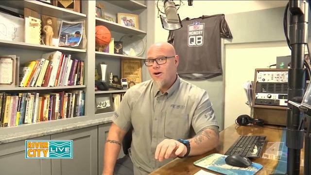 Shark Week Narrator Lives in Jax | River City Live смотреть онлайн