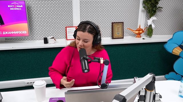 Эльбрус Джанмирзоев спел «Синюю вечность» и трек GAYAZOV$ BROTHER$ в «Восточном экспрессе» смотреть онлайн