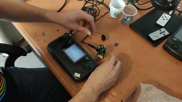 REPORTAGE AVEC HENRI RÉPARATEUR DE CONSOLES DE JEUX VIDÉO смотреть онлайн