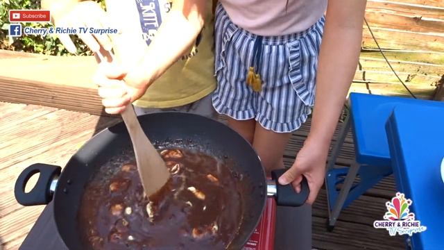 Making Super Easy Freezing Cold Kek Batik Malaysian Milo Chocolate Fudge Cake - Cherry & Richie TV смотреть онлайн