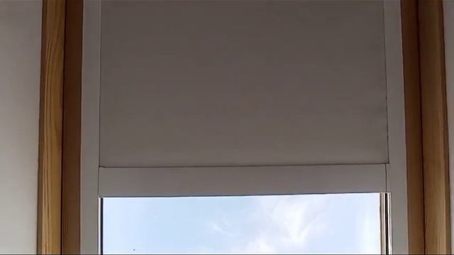 Рулонные шторы с электроприводом, Roof System для мансардных окон  SVIL