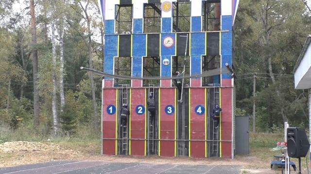 Подъем по штурмовой лестнице в 4-ый этаж учебной башни. смотреть онлайн