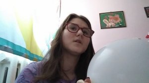 Симпатичная девушка надувает белый воздушный шарик