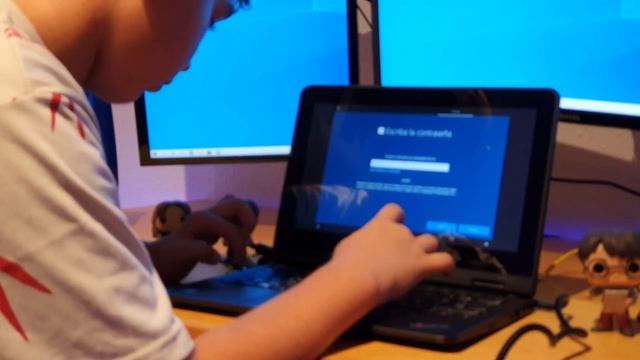 8 years-old student deploys a Windows 10 device with Autopilot смотреть онлайн