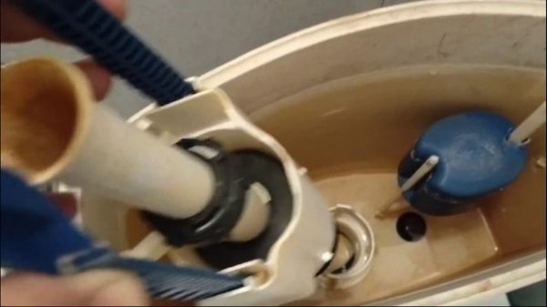 Как устранить течь в сливном бачке