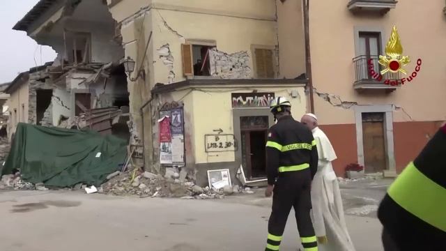 Pope Francis makes surprise visit to Italy quake zone смотреть онлайн